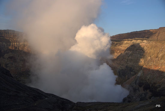 Mt. Aso: Blick in den Vulkankrater des Naka-dake.