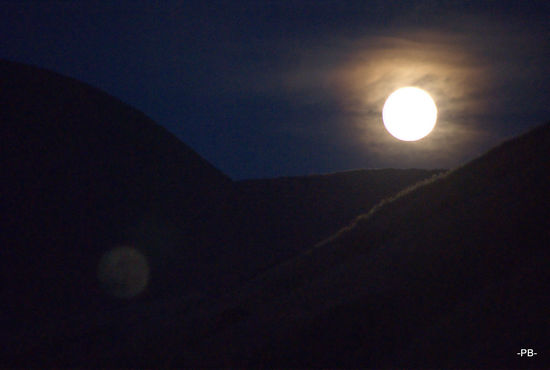 Mt. Aso: Vollmond über dem Kijima-dake (1.321m).