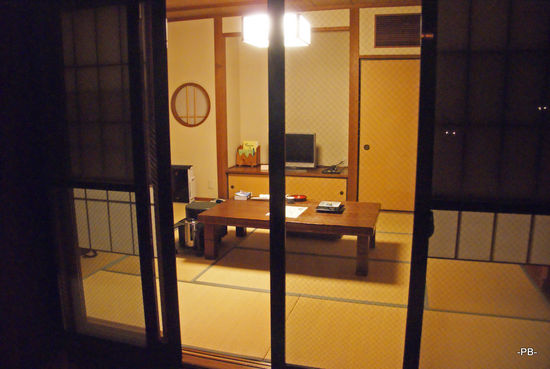 Kurokawa-onsen: Mein Zimmer im Yamabiko Ryokan (Blick vom Essraum). Typisch in Japan: Der Futon zum Schlafen wird während des Abendessen vorbereitet.