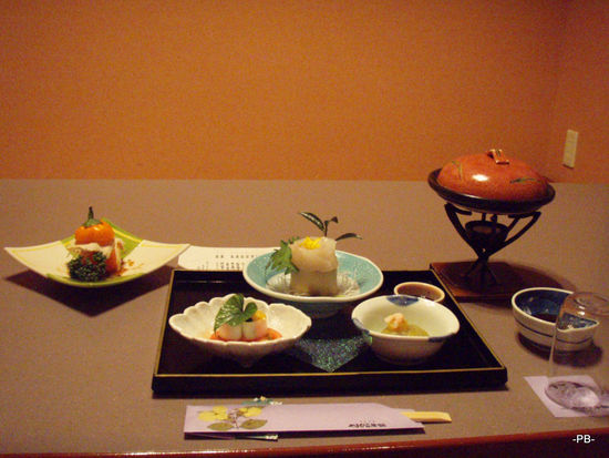 Kurokawa-onsen: Abendessen im Yamabiko Ryokan - insgesamt kamen 28 Schälchen mit Leckereien auf den Tisch. Nicht von dieser Welt?