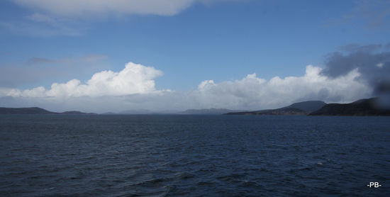 Auf der Fahrt durch die Fjorde eröffnen sich immer wieder unglaubliche Panoramen.