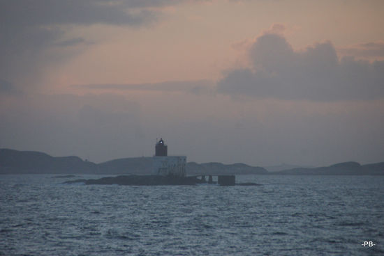 Leuchtturm auf der Insel Kjeungskjaer.