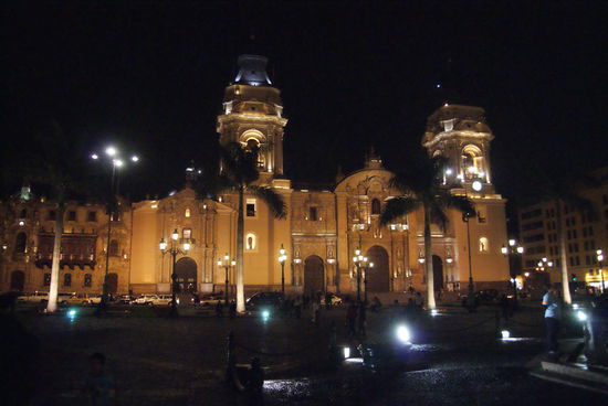 Lima: Plaza Major bei Nacht.