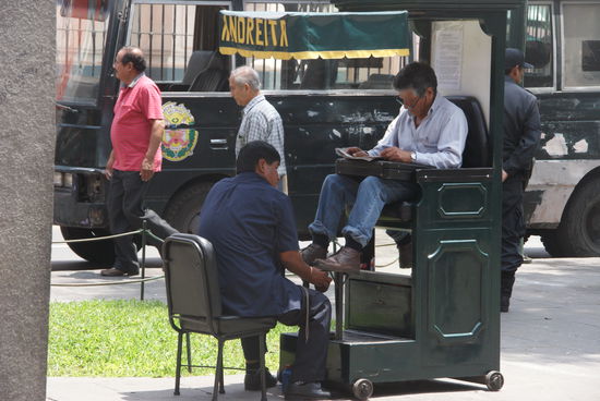 Schuhputzer gehören zum Strassenbild von Lima