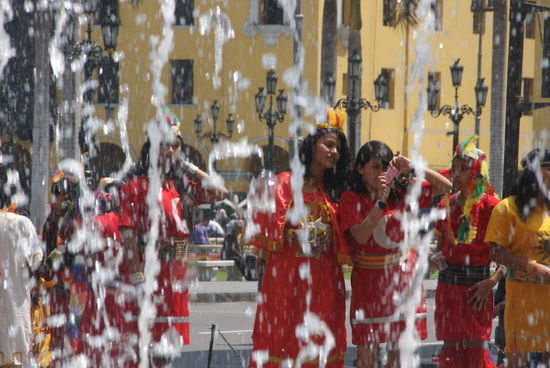 Schülerinnen und Studentinnen demonstrieren für bessere Bildungschancen.