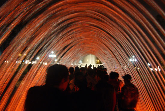 Trockenen Fußes geht es unter dem Wasser durch - solange keiner seine Hand in einen Wasserstrahl hält.