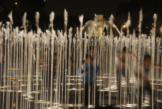 Im Wasser-Irrgarten bleibt so mancher stecken, weil sich der Ausgangspunkt der Wasserstrahlen laufend ändert.