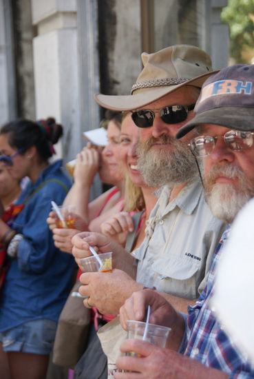 Vaso sieht seltsam aus und schmeckt fantastisch!Das sind Weizenkerne in einem Pfirsich-Saft und das Nationalgetränk Chiles.