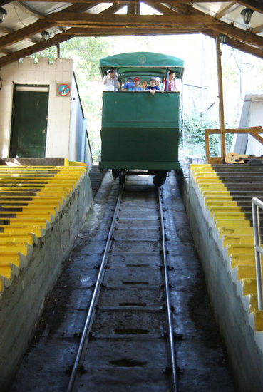 Zahlreiche Standseilbahnen stellen die Verbindung zwischen den verschiedenen Stadtteilen her.