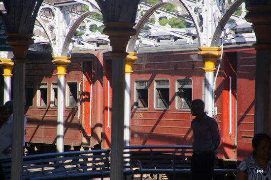 Im Bahnhof von Kandy.