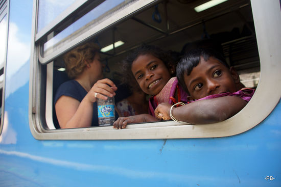 Neben unserer kleinen Gruppe sind jede Menge Einheimische unterwegs, darunter viele Kinder.