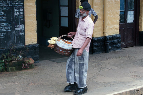 Im Zug und am Bahnhof gibt es immer wieder Kleinigkeiten zum Essen.