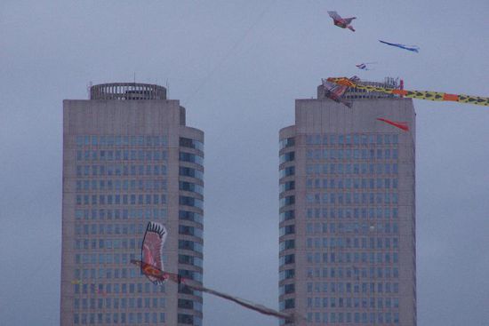 Am Strand lassen viele Familien Drachen steigen. Im Hintergrund das World Trade Center Colombo.
