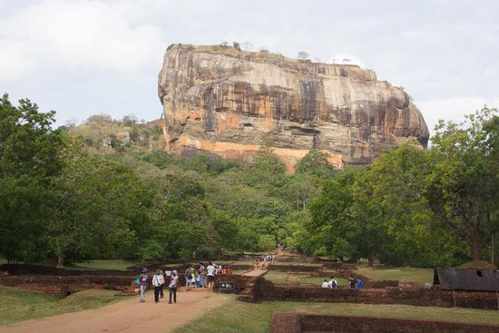 Steil und unüberwindbar wirkt der Löwenfelsen - und doch gibt es einen Weg nach oben. Wirkt dies schon sehr ungewöhnlich, wirkt die Tatsache, dass dort oben schon vor über 1.000 Jahren Menschen lebten mit fließend Wasser, absolut unglaubwürdig. Genauso war es allerdings...