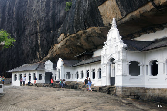 Dambulla: Hinter den Türen und Fenstern verstecken sich etliche Höhlen mit zahlreichen Buddhas