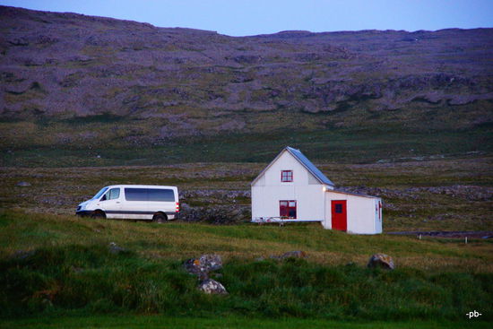 Links unser Van, rechts unsere Hütte. Rechts neben dem Eingang ein kleines Badezimmer mit Dusche/WC, links eine Küche mit (zu kleinem) Esstisch, den wir mit einer Kommode verlängert haben, dahinter zwei kleine Schlafzimmer. Ein drittes, größeres Schlafzimmer ist im ersten Stock.