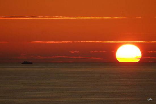 Gegen 23:30 Uhr geht die Sonne unter.