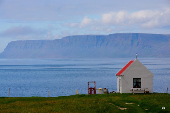 Haenuvik besteht aus einem Bauernhof und einer Handvoll Hütten, die im Sommer vermietet werden.