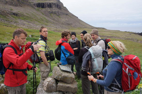 An der Lagune Bæjarvaðall mit ihrem unendlich langen Sandstrand machen wir heute eine Wanderung an der Steilküste entlang zu einem Leuchtturm.