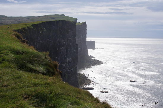 Der Klippenrand ist sehr porös, kann unterhöhlt sein...