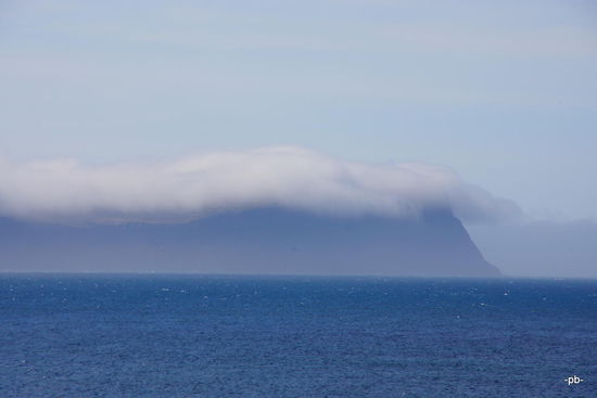 Es kommen zwar immer wieder mal Wolken, sobald sie aber wieder über das Meer kommen, fallen sie in sich zusamnmen.