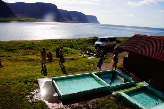 Das kleine Hot Pot unweit von Talknafjördur mit drei Becken zum Liegen bzw. Sitzen in den Temperaturabstufungen heiß - sehr heiß - wahnsinnig heiß.