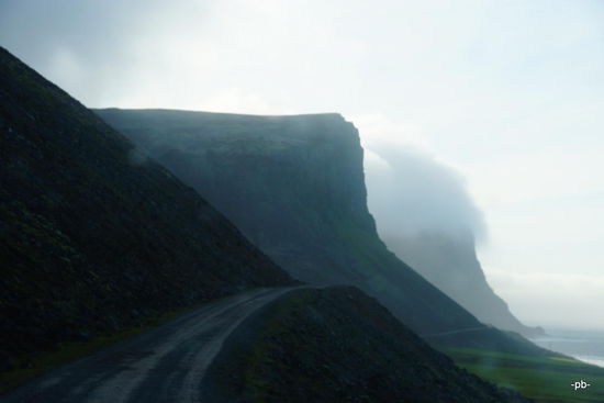 Eine der Hauptverkehrsstraßen im Nordwesten Island.