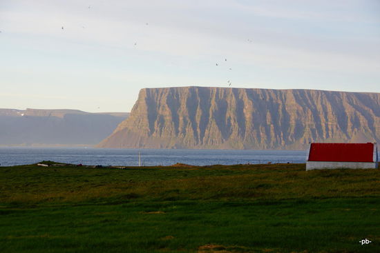 Richtig dunkel wird es nie.