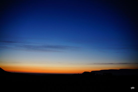 Vor zwei Stunden ist die Sonne untergegangen.