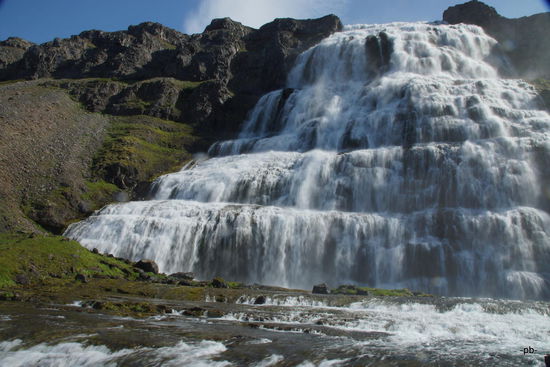 Am Ende des Arnarfjörður stürzt der Dynjandifoss in Kaskaden die Felsen hinab.