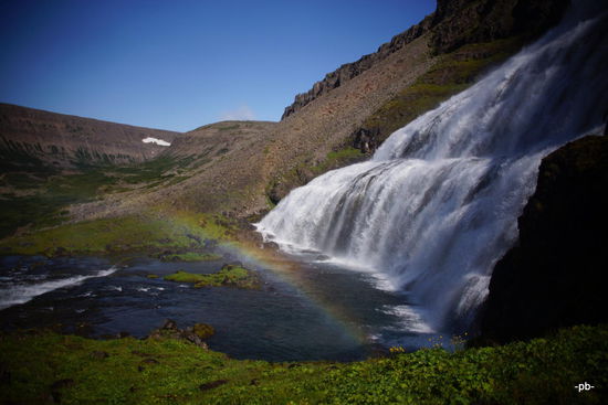 Es ist ein schöner Weg hinauf zum großen Fall, unterhalb gibt es bereits mehrere kleinere Fälle.