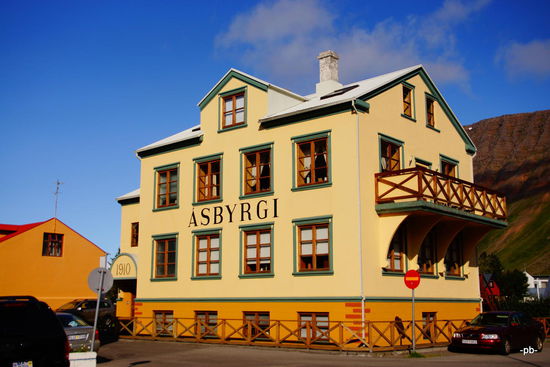 Auch wenn der Ort nur knapp 4.000 Einwohner hat, das Ambiente ist städtisch.