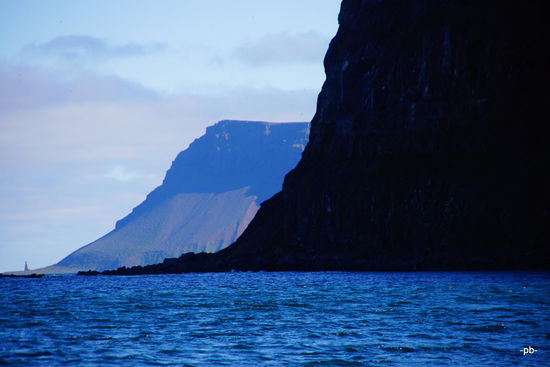 Wir fahren an spektakulären Felsen vorbei.