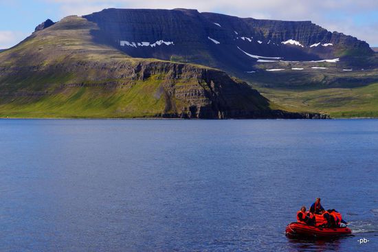 Das letzte Stück müssen wir noch per Zodiak übersetzen. An Land wartet eine landschaftlich spektakuläre Landschaft auf uns. Bei der Wanderung geht es ganz schön zur Sache. Halbwegs schwindelfrei sollte man schon sein.