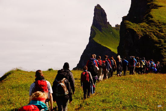 Die Karawane zieht weiter. Rund 40 bis 50 Personen werden wir sein, die diese Wanderung machen, begleitet von zwei Führern aus der Region. So wird die sensible Natur auch möglichst wenig geschädigt.