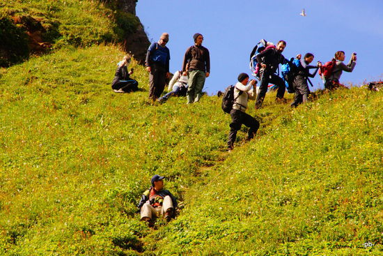 Während die oben noch fotografieren, versuchen die anderen mehr oder weniger elegant wieder runter zu kommen.