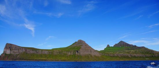 Hier sieht man unsere Wanderstrecke. Start war beim kleinen Haus ganz rechts außen, dann ging es bis zu Klippe ganz links außen. Von dort aus über die Hochebene zum Felsen in der Mitte und dann ganz rechts außen wieder runter.