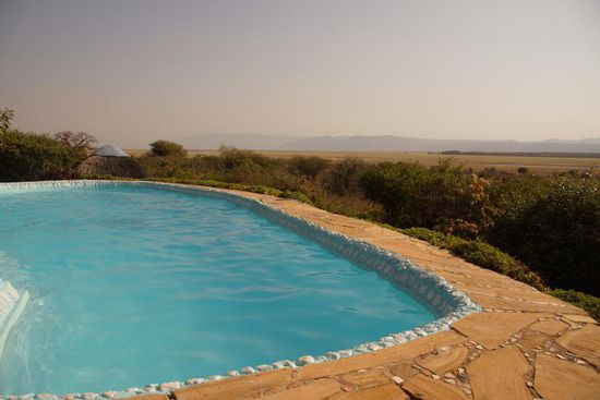 Pool mit Blick auf den Manyara-Nationalpark.