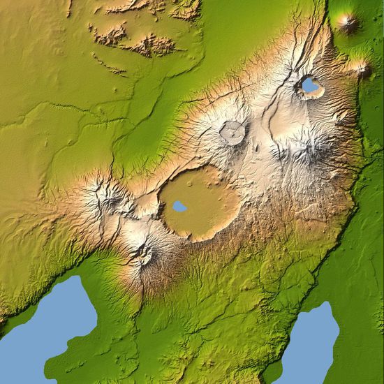 Deutlich zu sehen: Der Ngorongoro-Krater, umgeben von mehreren Vulkanen. Quelle: NASA - NASA Earth Observatory, Topography of Olduvai Gorge, East Africa (Outcut)