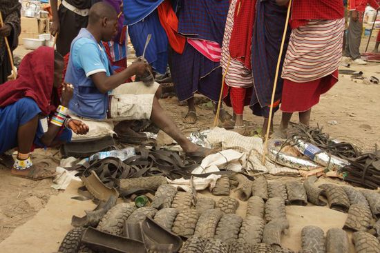 Neue Schuhe gefällig? Dann ab zum "Reifen-Schuster"! Hier werden aus Altreifen Schuhe individuell erstellt. Das ist Recycling pur.