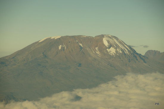 "Über den Wolken muss die Freiheit grenzenlos sein", meinte schon Reinhard Mey. Ich ergänze: "Und vor allem sieht man auch den 5.895 Meter hohen Kilimanjaro!"