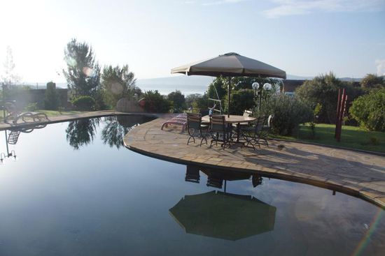 Swimmingpool in der großzügigen Hotelanlage mit Blick auf den Lake Naivasha.