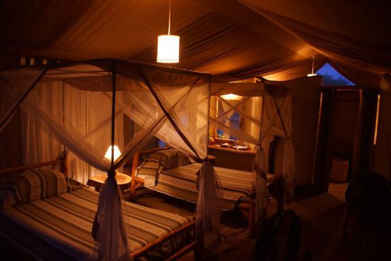 Mein Zelt: Die Betten natürlich mit Moskito-Netz, LED-Lampen über Solarenergie gespeist, WC, Dusche, morgens und abends dank Solarenergie Warmwasser. In einem solchen Zelt lässt es sich sehr gut aushalten!