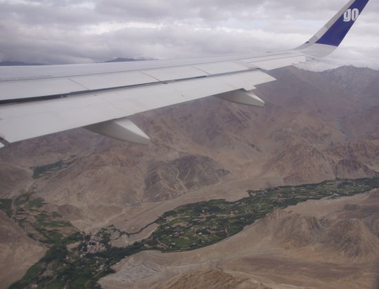 Typisch Ladakh: Braune, trockene Berge und dort, wo es Wasser gibt, viel Grün. Zu meiner Ladakh-Homepage