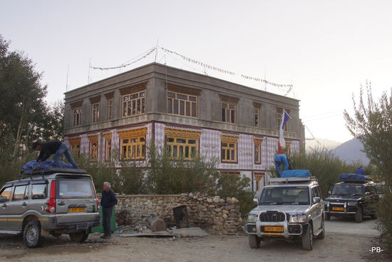 Unser Guesthouse in Padum. Unser Gepäck kommt gerade auf unsere vier Jeeps. Die Unterkunft steht im wesentlichen erst im Rohbau, verzeichnet aber bereits die ersten Erweiterungen.