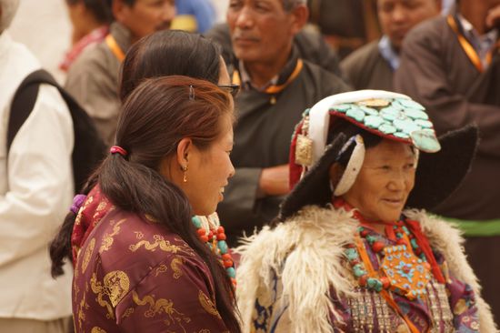 Beim Besuch des Dalai Lama sind viele Ladakhis in ihren traditionellen Trachten unterwegs. Trachten, die wir soeben noch im Museum gesehen haben. Der Halsschmuck der Dame rechts wiegt mehrere Kilogramm.Weitere Fotos vom Besuch des Dalai Lama hier.