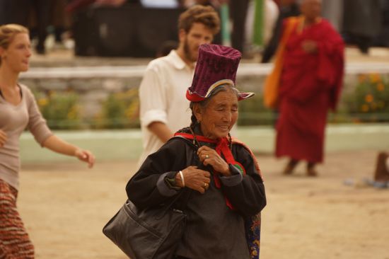 Alt und jung sind beim Dalai Lama dabei.