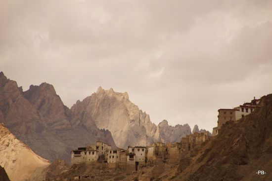 Und wieder eines dieser spektakulär gelegenen Klöster: Lamayuru, auf halber Strecke zwischen Alchi und Kargil.