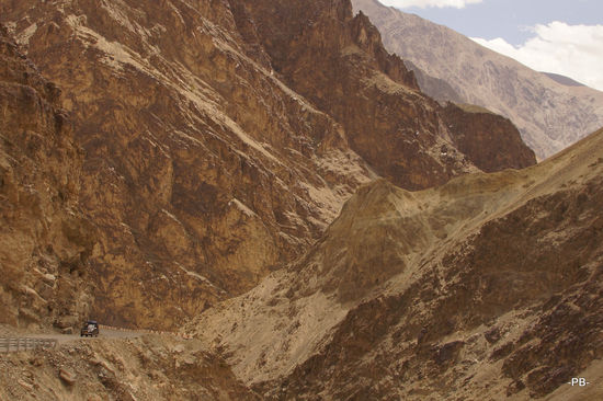 Irgendwo da hinten geht die wichtige West-Ost-Verbindung in Richtung Srinagar und Delhi runter...