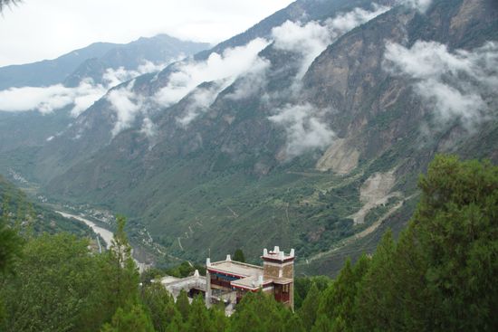 Blick von Jiaju ins tief unten liegende Tal